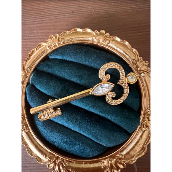Vintage Napier Gold Tone Key Pin Brooch with Rhinestones - Picture 2 of 6